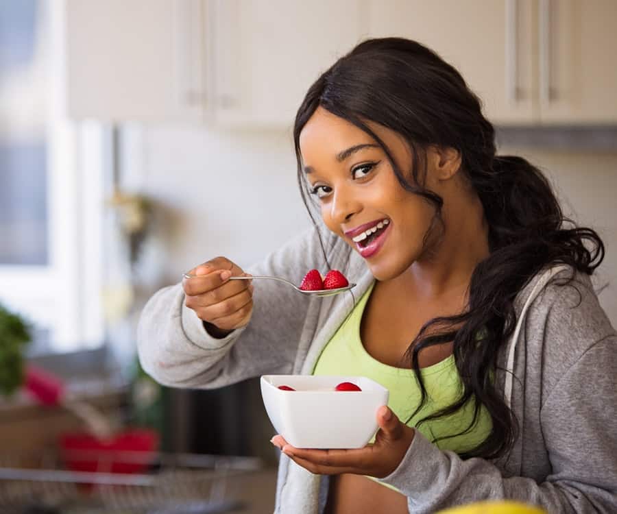 women eating Strawberries for healthy teeths
