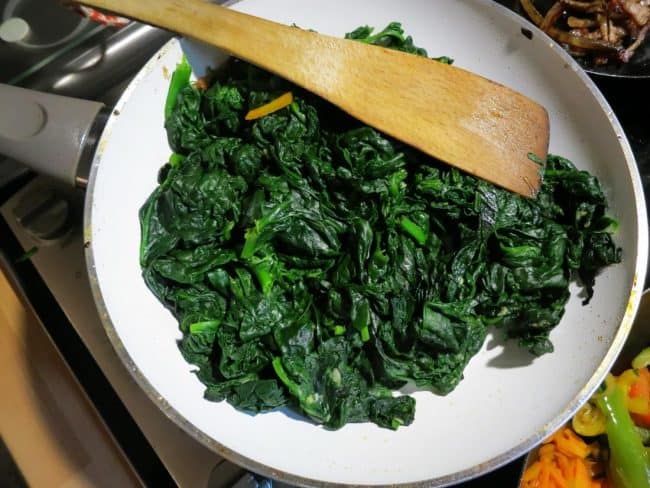 cooked-spinach-on-a-plate